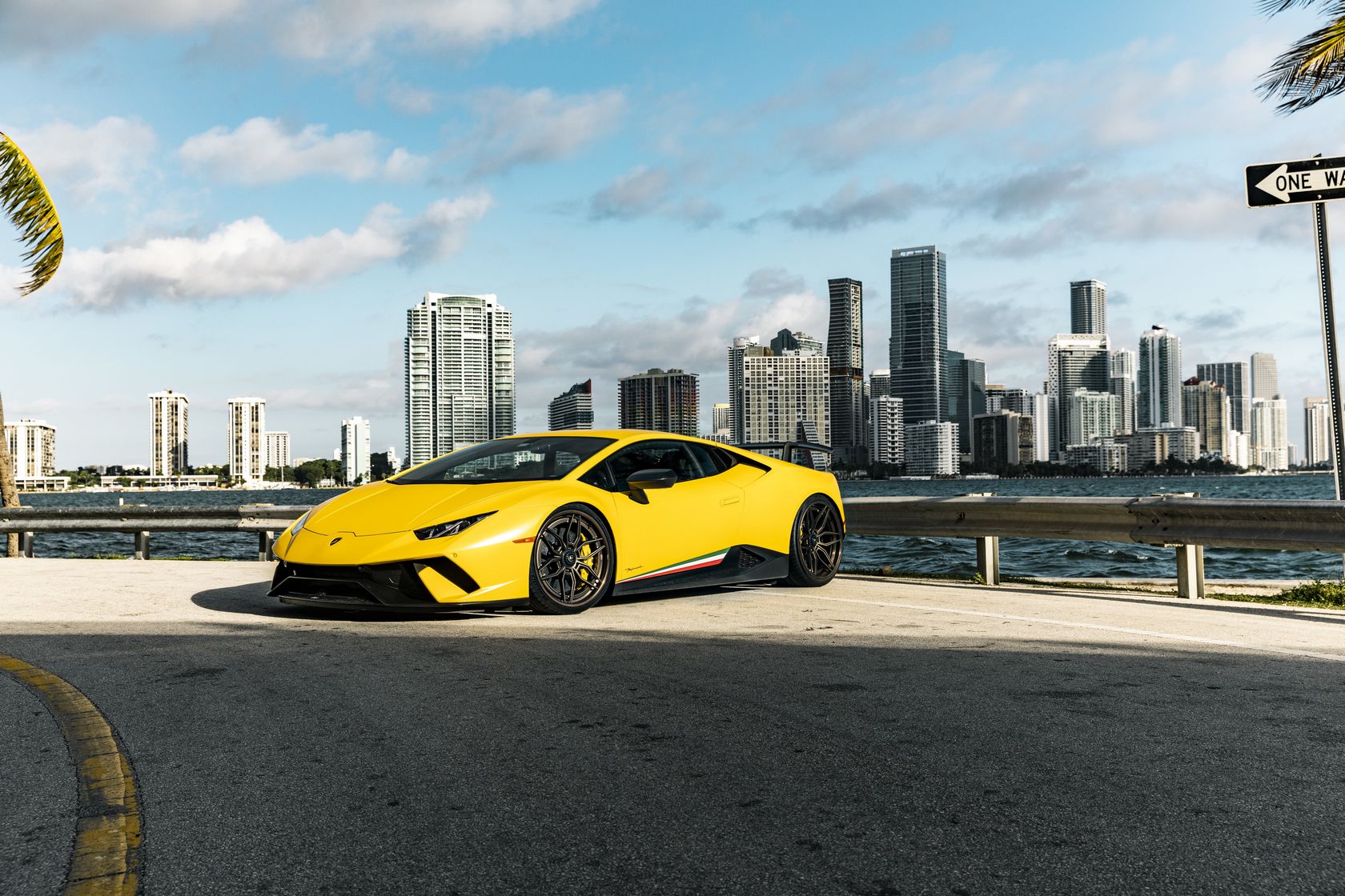 Expert-guide-for-lamborghini-rental-in-dubai-V115